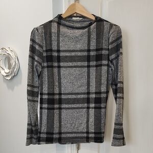 beachlunchlounge Gray and Black Plaid Long Sleeve Top